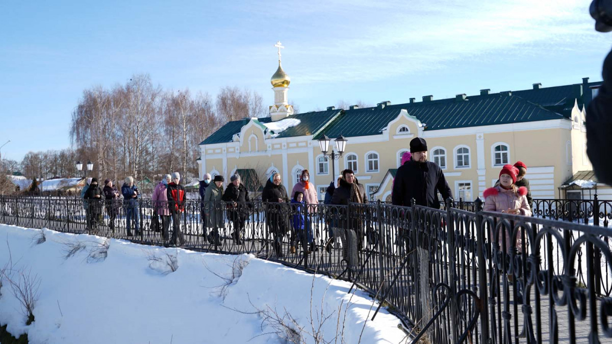 Группа эвакуированных из Донбасса жителей совершила паломничество в Свято-Троицкий Серафимо-Дивеевский монастырь