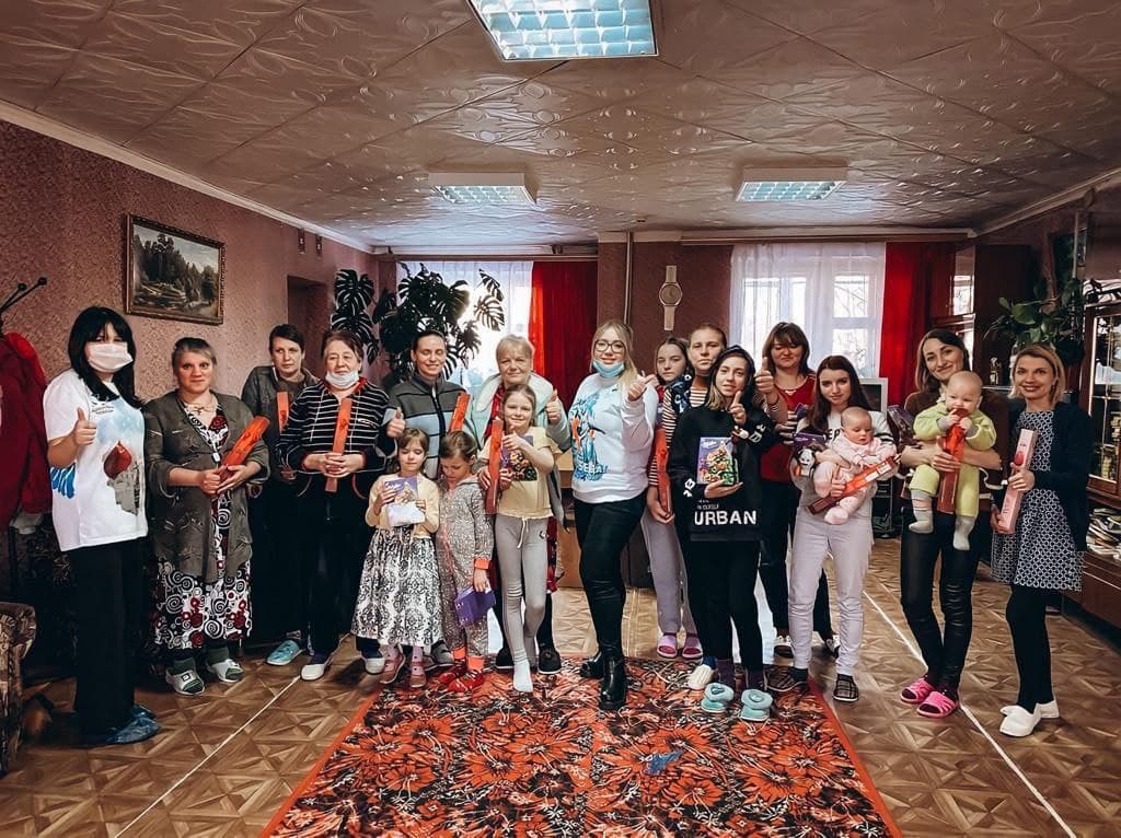 Эвакуированных из ДНР и ЛНР в Нижегородскую область женщин поздравили с 8 марта