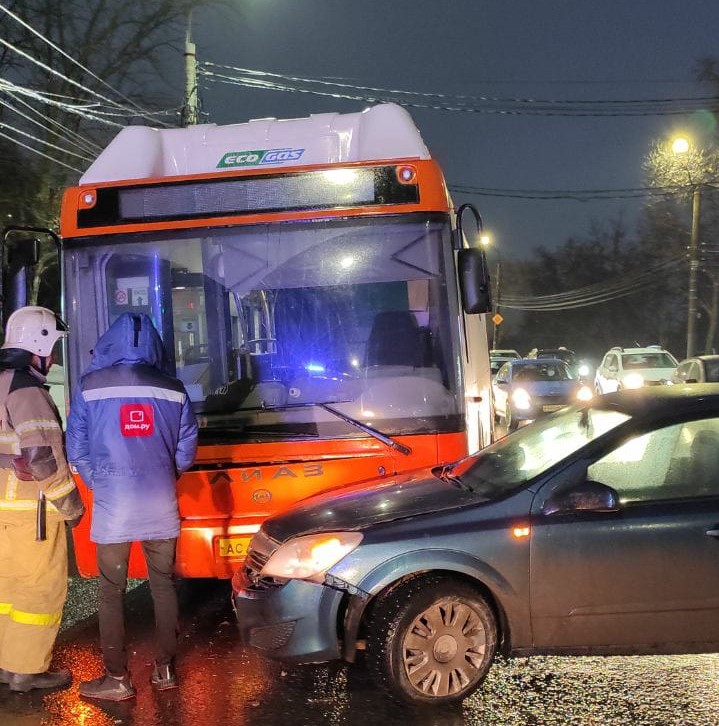 Женщина пострадала при столкновении автобуса и легковушки в Нижнем Новгороде