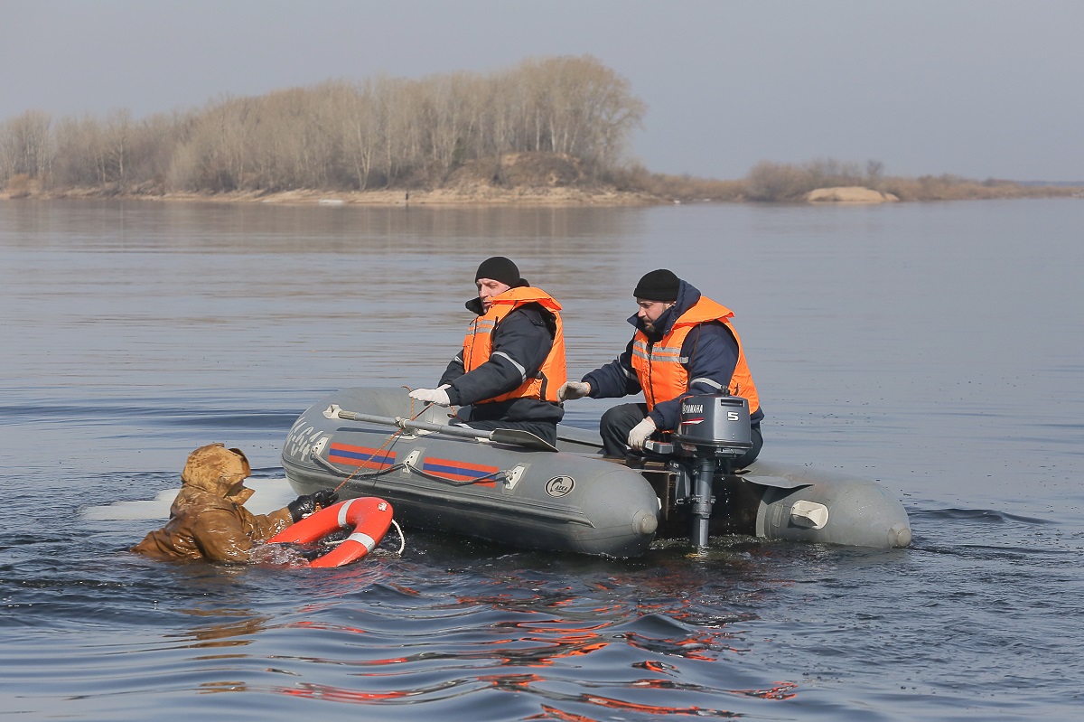 Нижегородские спасатели отрабатывают навыки спасения людей на воде |  Информационное агентство «Время Н»