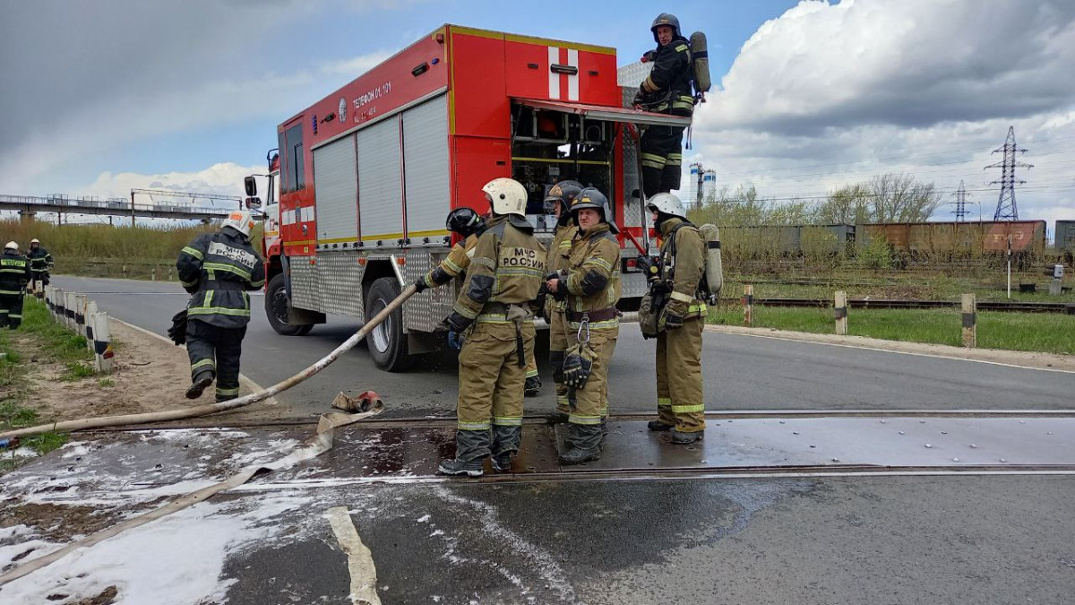 Сотрудники ГИБДД контролируют дорожную обстановку вблизи пожара в промзоне Дзержинска