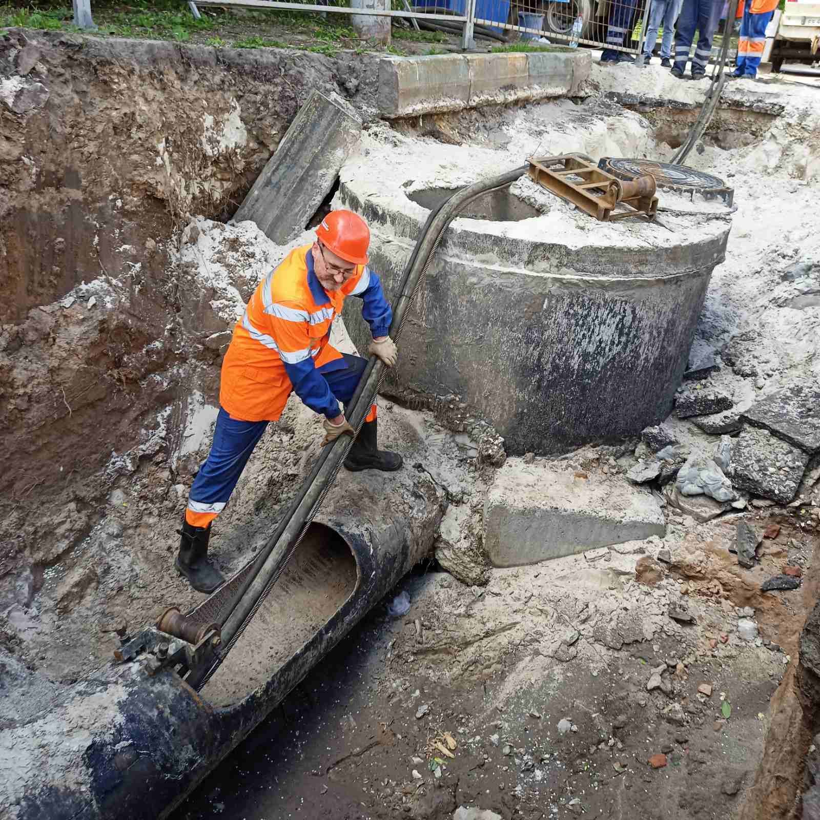 Водопровод на улице. Перекладка водопровода. Ремонт водовода. Ремонтируют водопровод. Водопровод под землей.