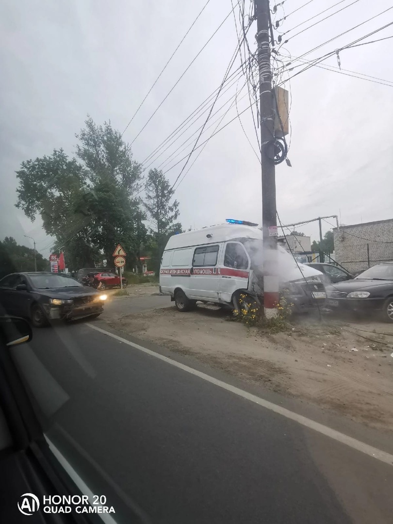 Автомобиль скорой помощи врезался в столб на Бору