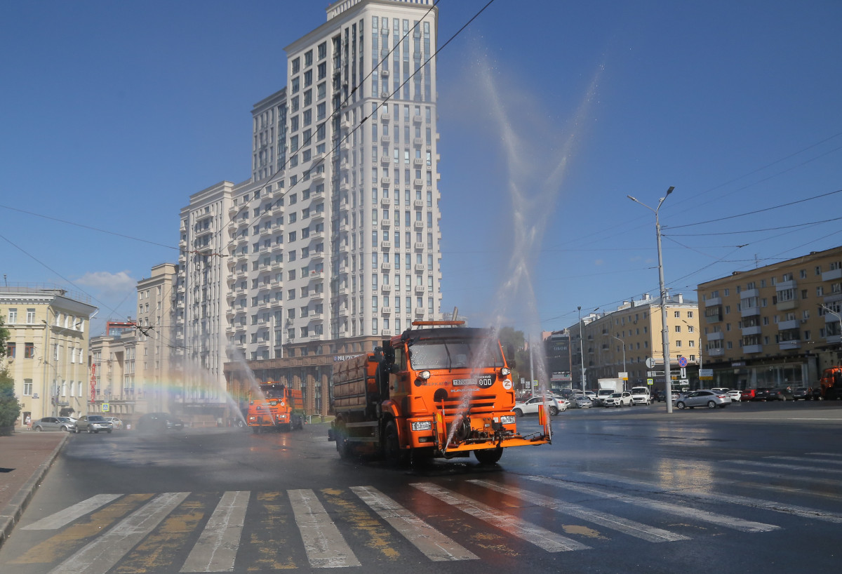 Поливальные машины круглосуточно моют дороги Нижнего Новгорода |  Информационное агентство «Время Н»