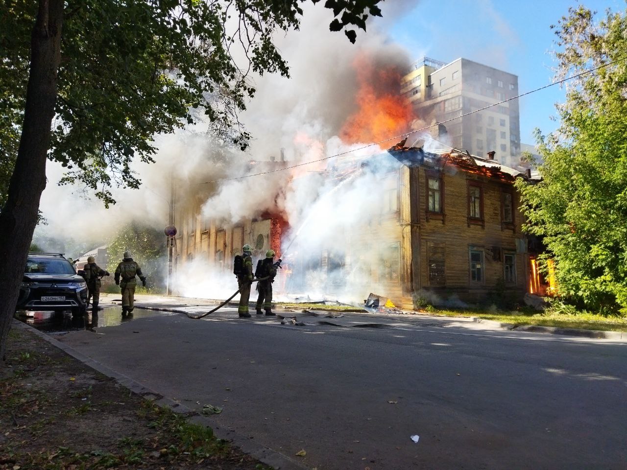 4 августа нижний. Дом горит. Пожар в доме. Сгоревшее здание. Пожар фото.