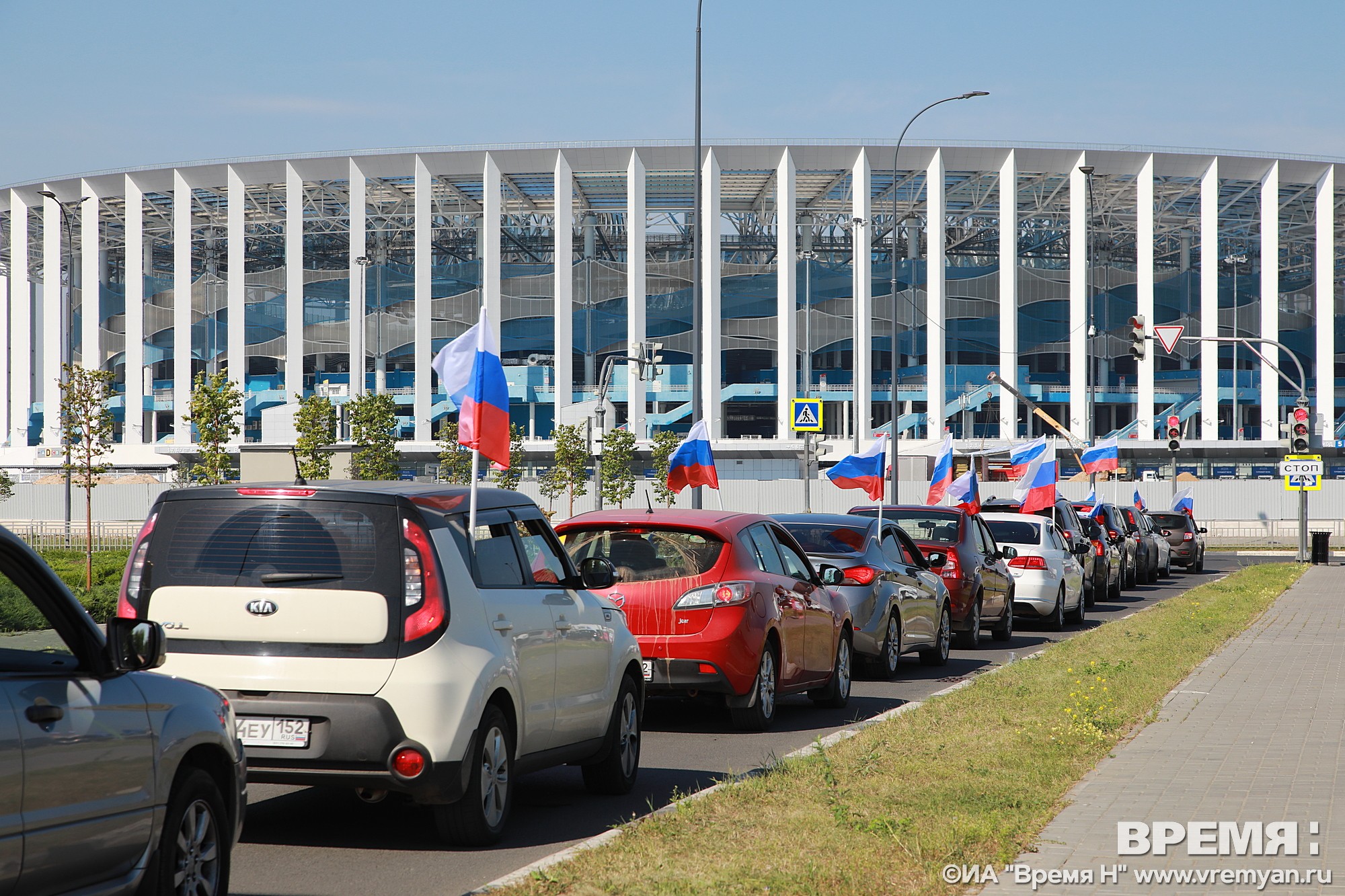 Автомобили новгород. Автопробег Нижний Новгород. Российский флаг на автомобиле. Автопробег 22 августа. Машина днем.