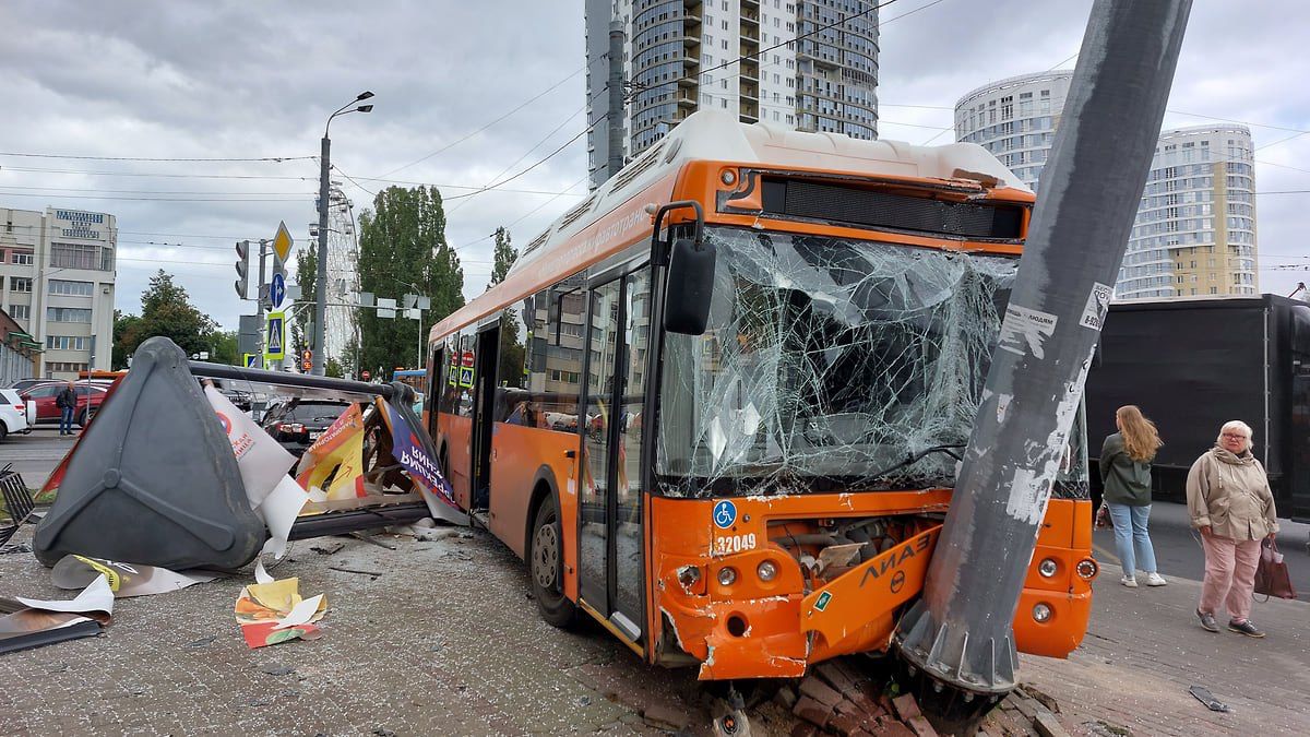 Прокуратура организовала проверку из-за ДТП с автобусом на площади Сенной