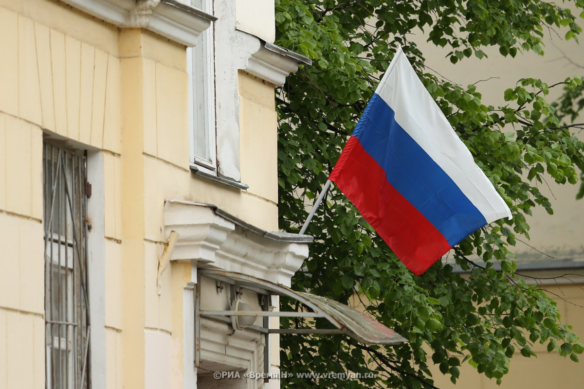 Нижегородским школам рекомендовано осенью и зимой проводить церемонию поднятия флага в помещениях