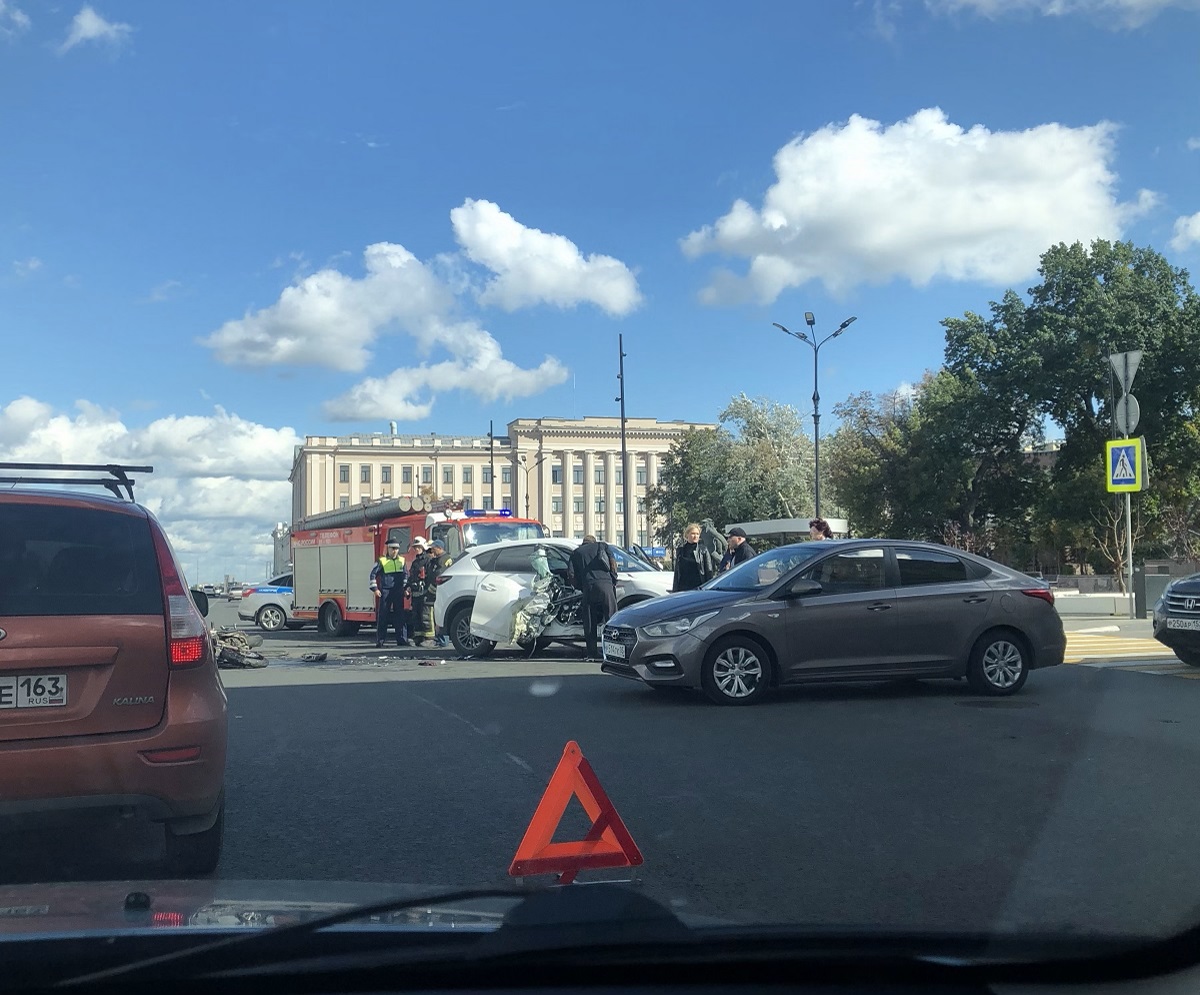 Пострадавший в ДТП на Нижне-Волжской набережной мотоциклист скончался в больнице