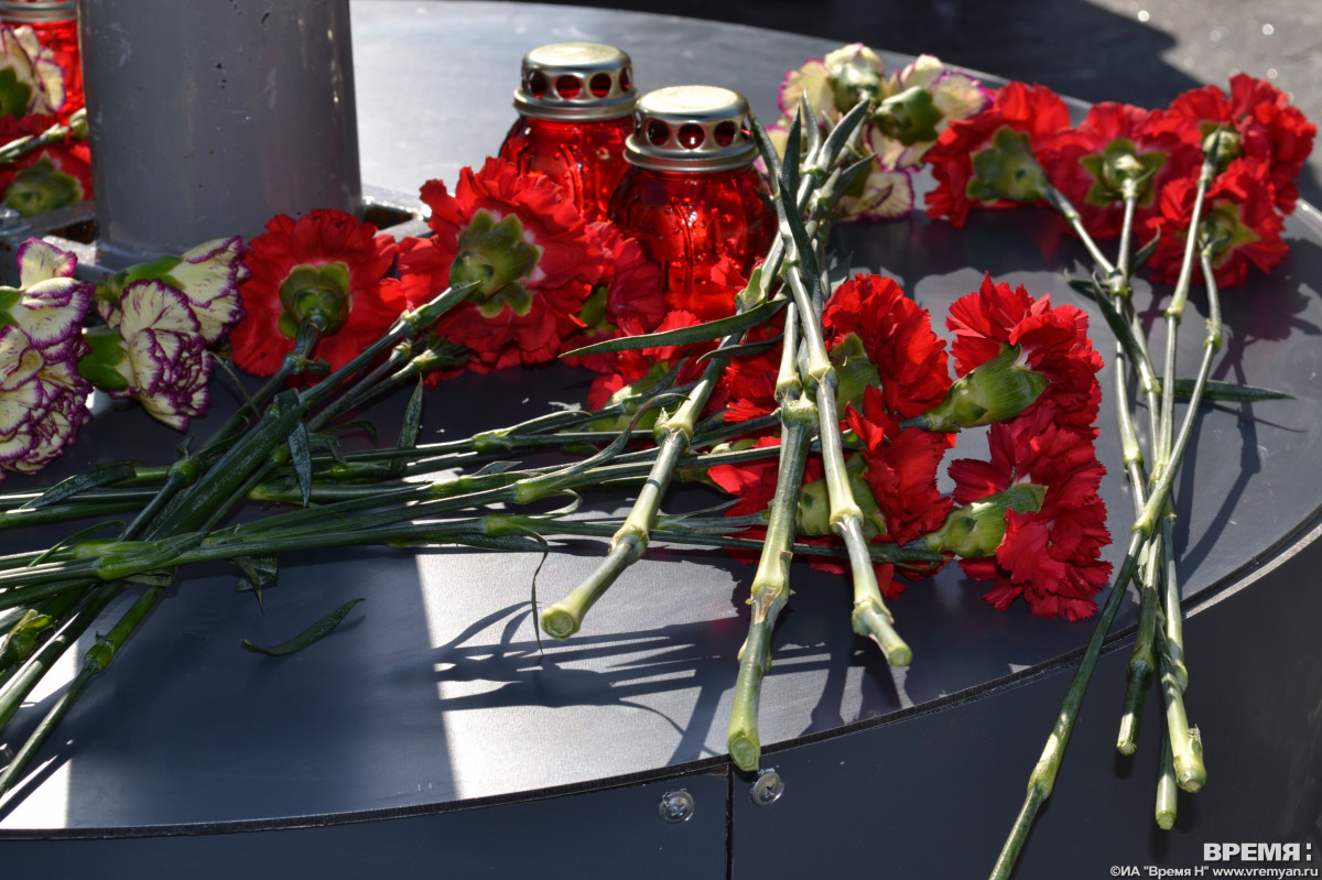 Мемориал в память о погибших в школе Ижевска появился в Нижнем Новгороде