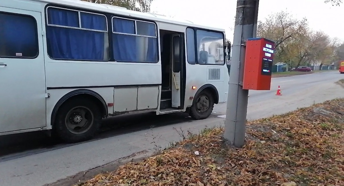 Нижний новгород нижегородец автобус. Пассажирский автобус. Машина автобус. Автобусное колесо. Взорвалось колесо на автобусе.
