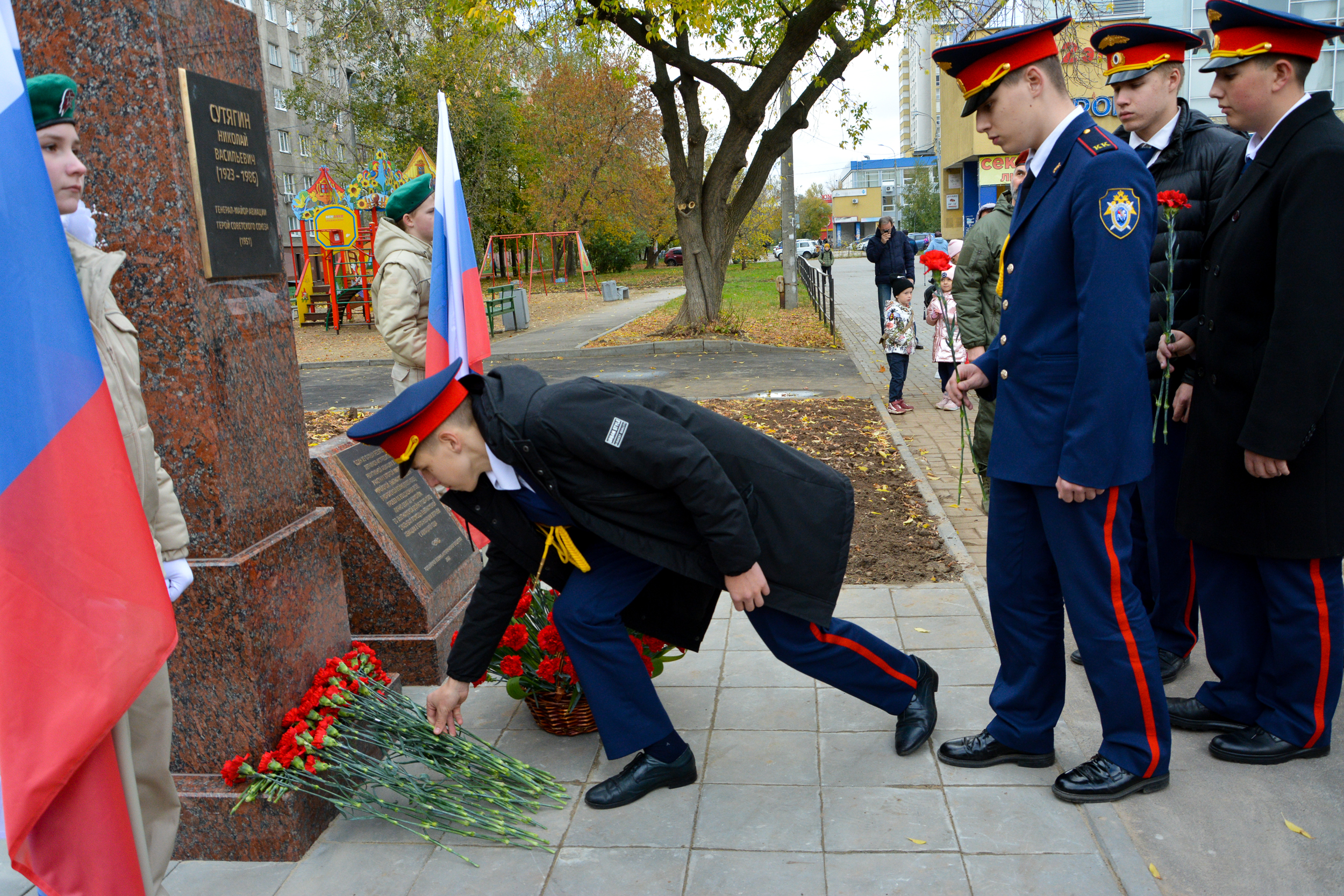 Бюст заслуженного военного летчика СССР Николая Сутягина открыли в Нижнем  Новгороде | Информационное агентство «Время Н»