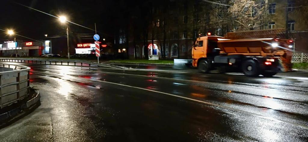 Спецтехника обрабатывает дороги Нижнего Новгорода противогололедными материалами