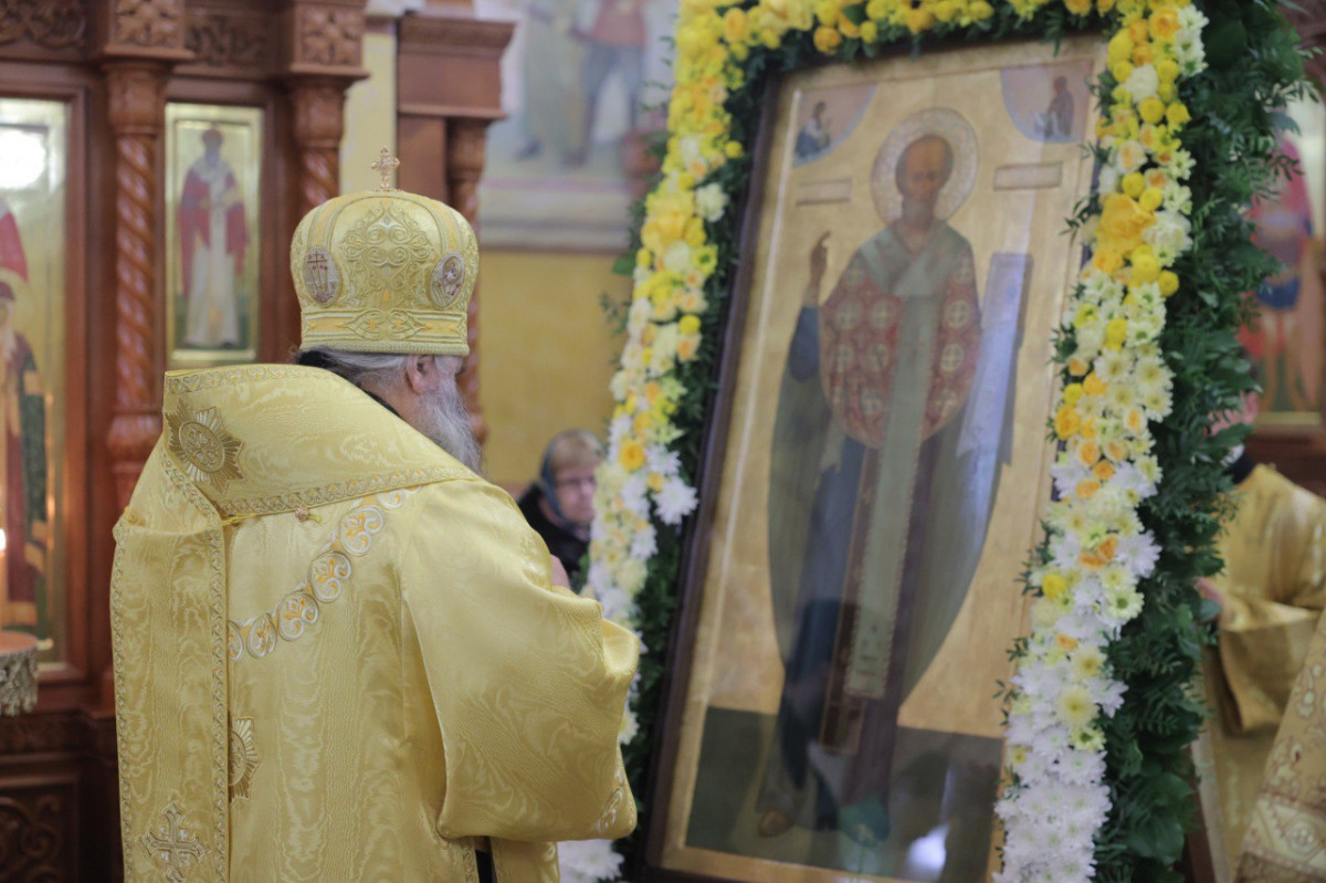 Митрополит Георгий передал дзержинскому храму отреставрированную икону