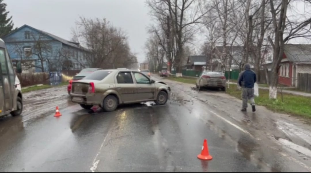 Женщина пострадала при столкновении двух легковых автомобилей на Бору 13 ноября