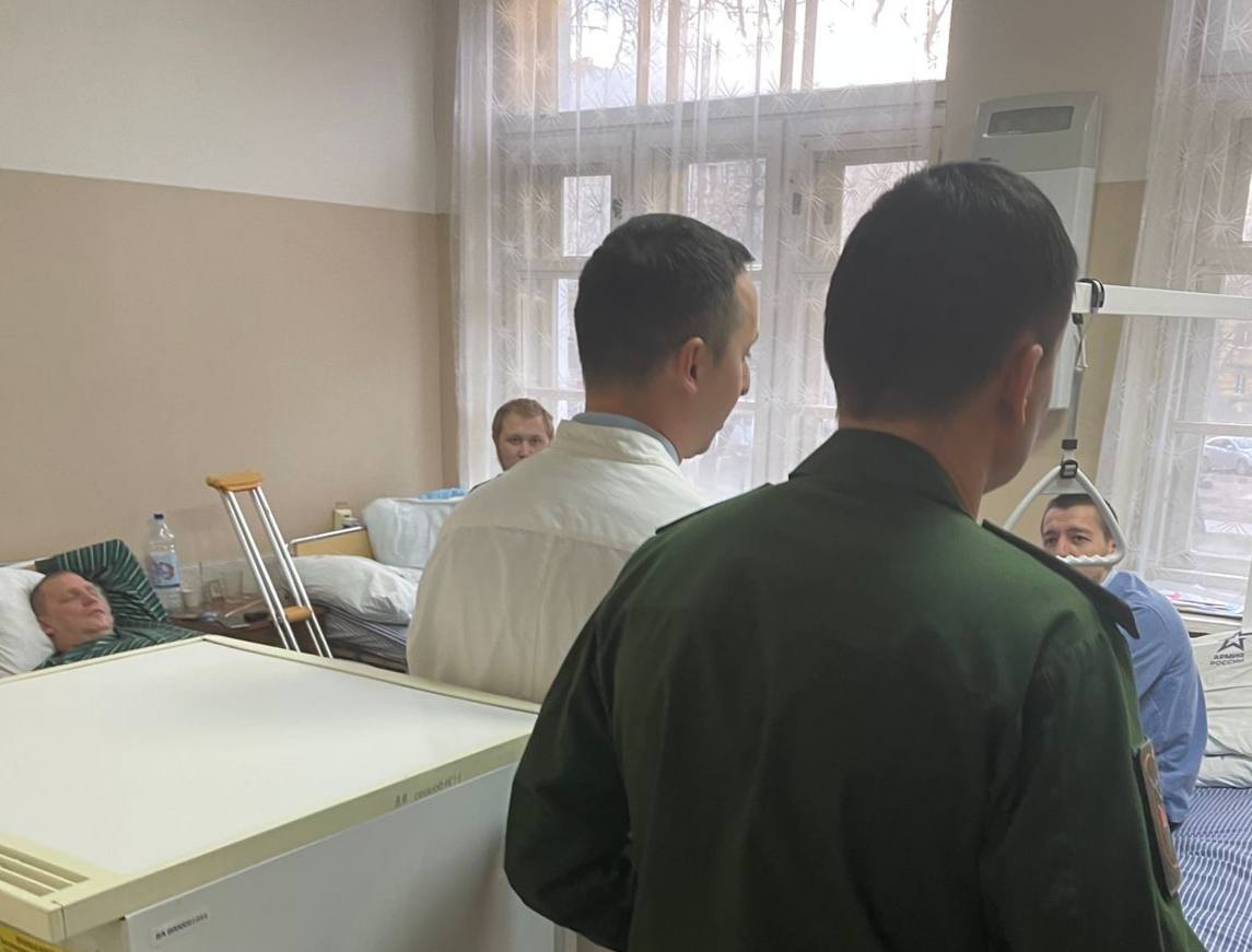 Давид Мелик-Гусейнов посетил военный госпиталь в Советском районе