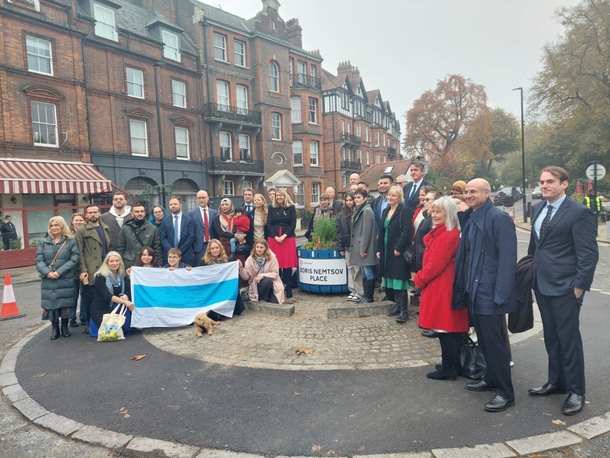 В Лондоне площадь перед посольством России официально назвали в честь Бориса Немцова