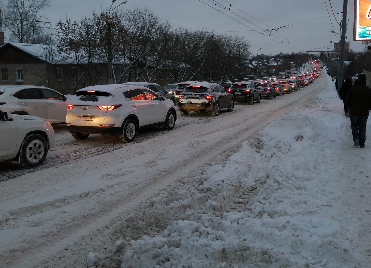 Серьезные пробки сковали движение в Нижнем Новгороде 18 ноября