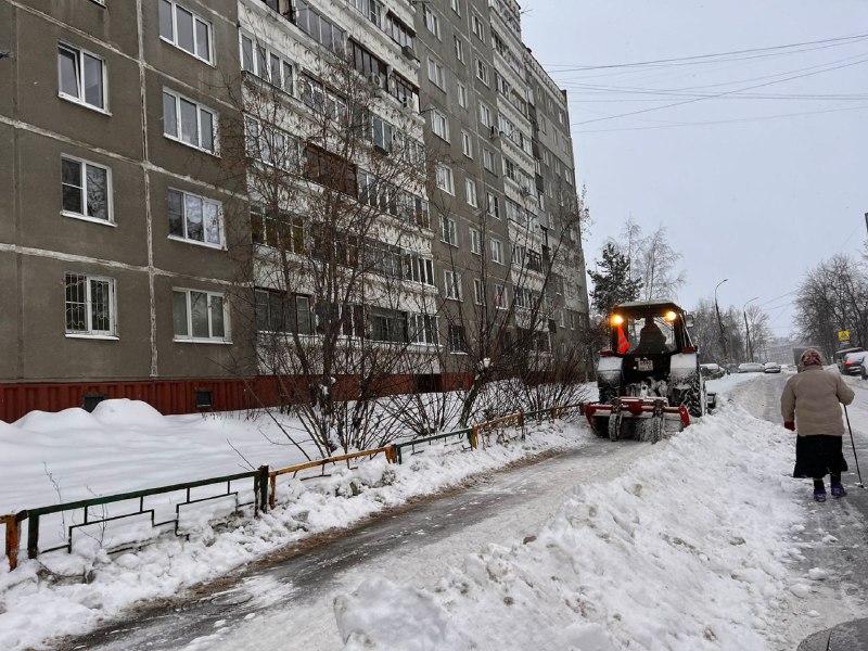 Коммунальщики борются с последствиями снегопада в Нижнем Новгороде