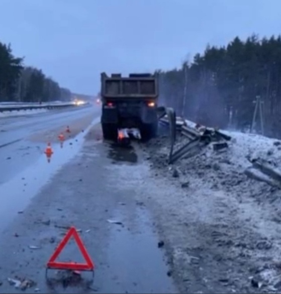 Грузовик влетел в отбойник под Нижним Новгородом из-за взрыва колеса