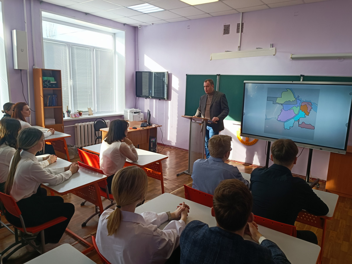 Илья Гор обсудил со школьниками вопросы строительства и капремонта