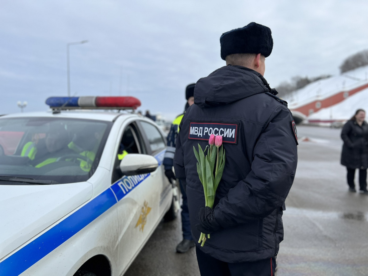 Сотрудники ГИБДД оригинально поздравляли нижегородок с Международным  женским днем | Информационное агентство «Время Н»