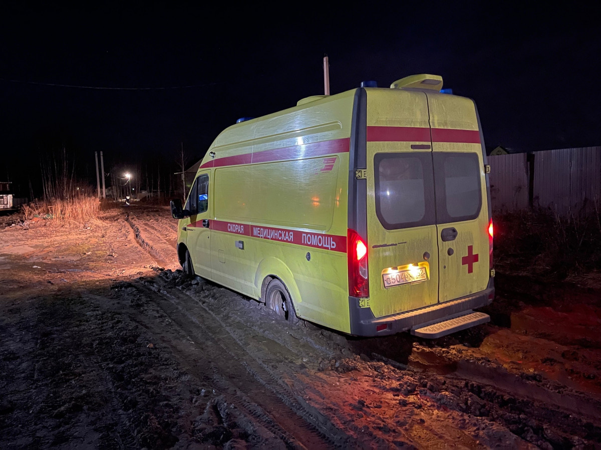 Машина скорой помощи застряла в грязи в поселке на Бору | Информационное  агентство «Время Н»