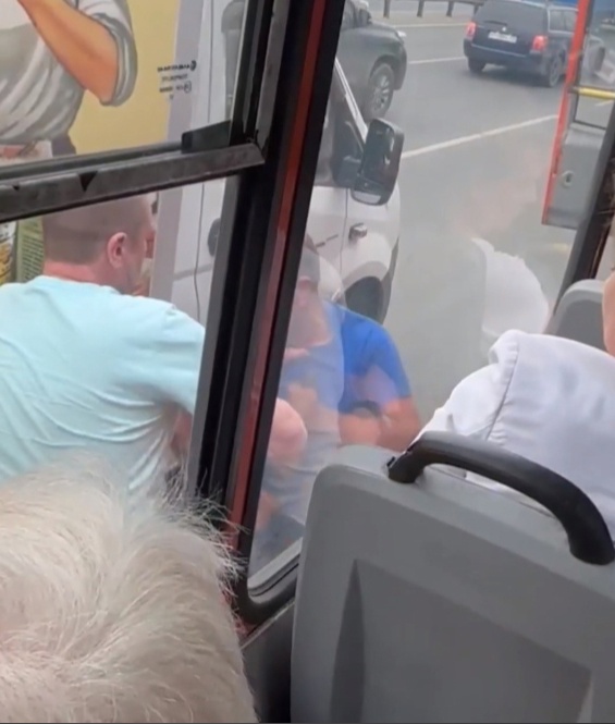 Водители устроили драку на глазах пассажиров в Нижнем Новгороде