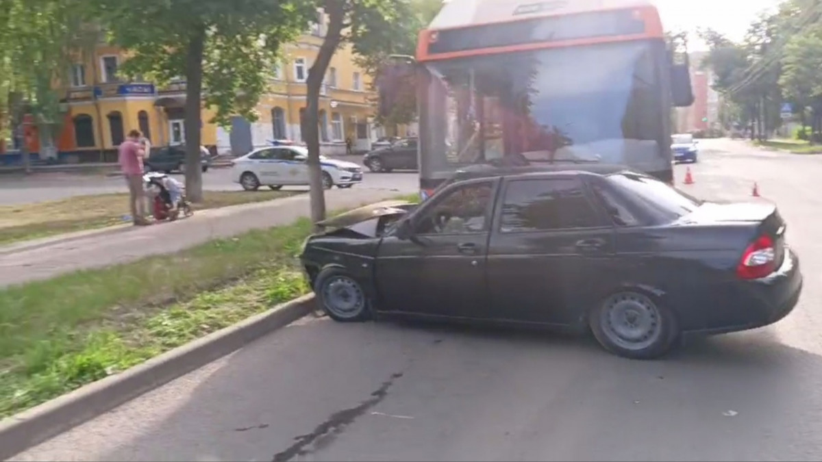 Автобус и легковушка столкнулись на Чаадаева в Нижнем Новгороде