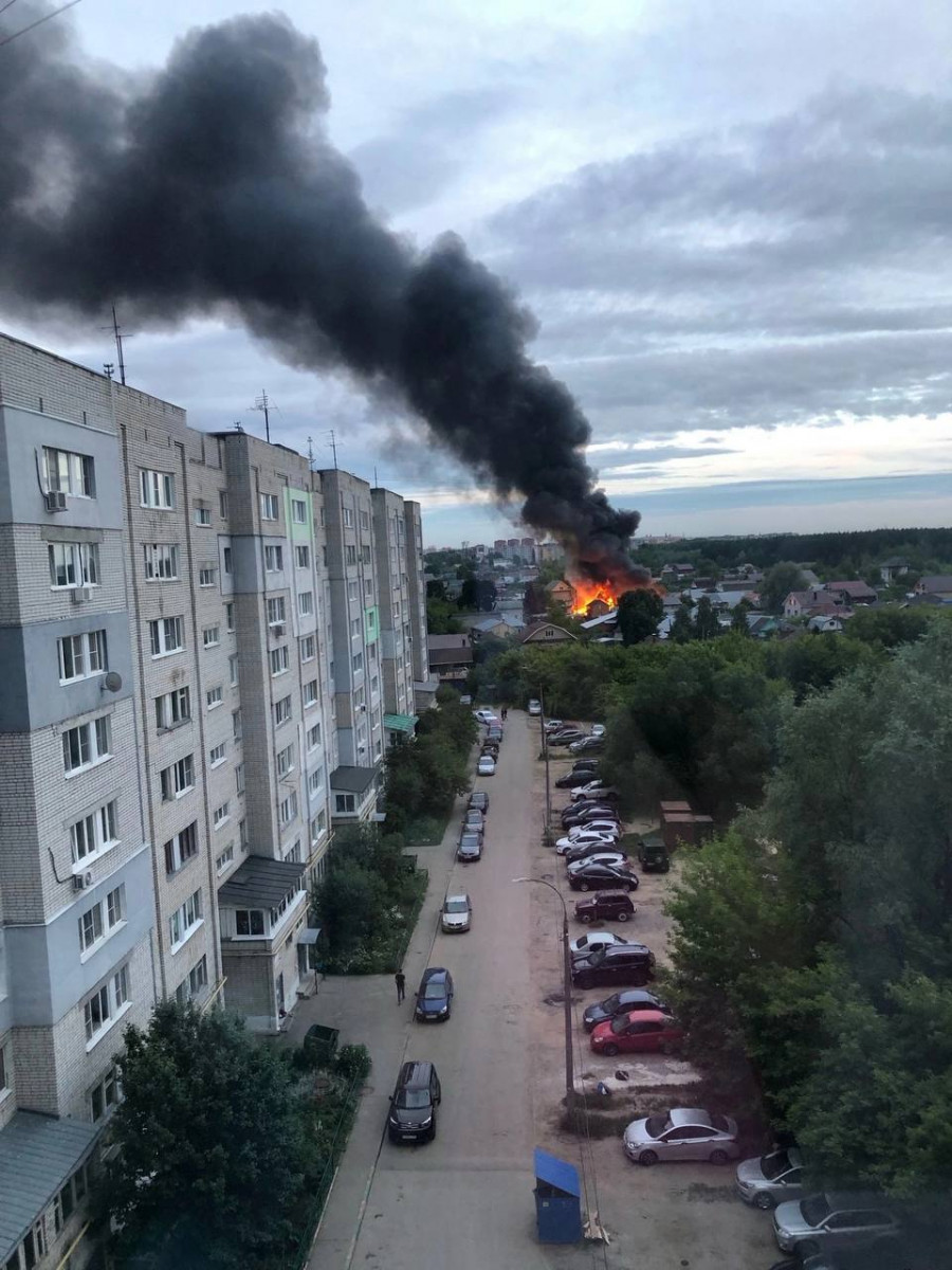 Частный дом горит на улице Семафорной в Нижнем Новгороде | Информационное  агентство «Время Н»