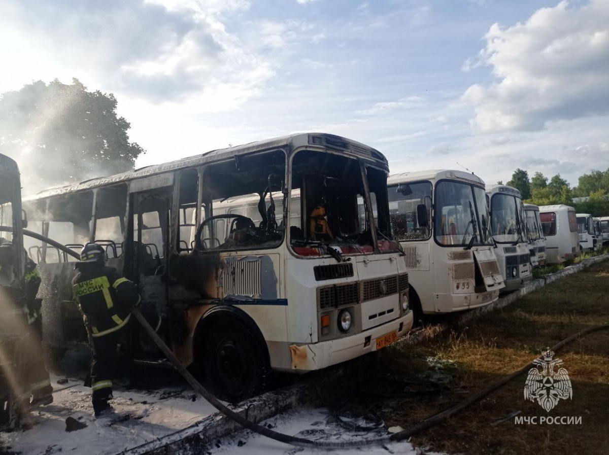 Пять автобусов и «Газель» горели в Выксе 27 июня