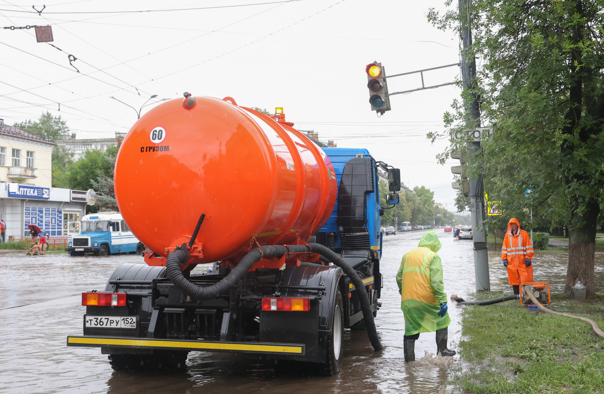 Людей и технику максимально задействуют для откачки воды с нижегородских улиц