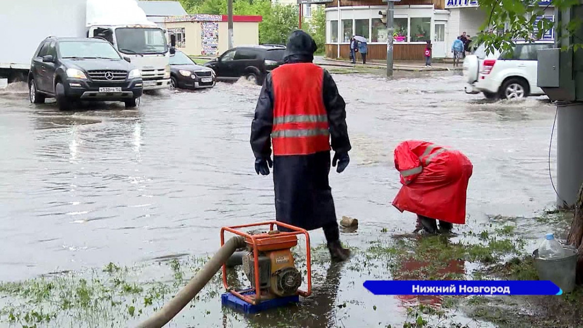 Коммунальную технику для откачки воды перенаправляют с нижегородских дорог  во дворы | Информационное агентство «Время Н»