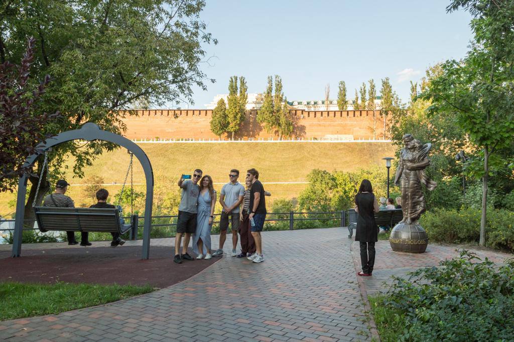 Новая скульптура «Миром правит любовь» появилась в Нижнем Новгороде