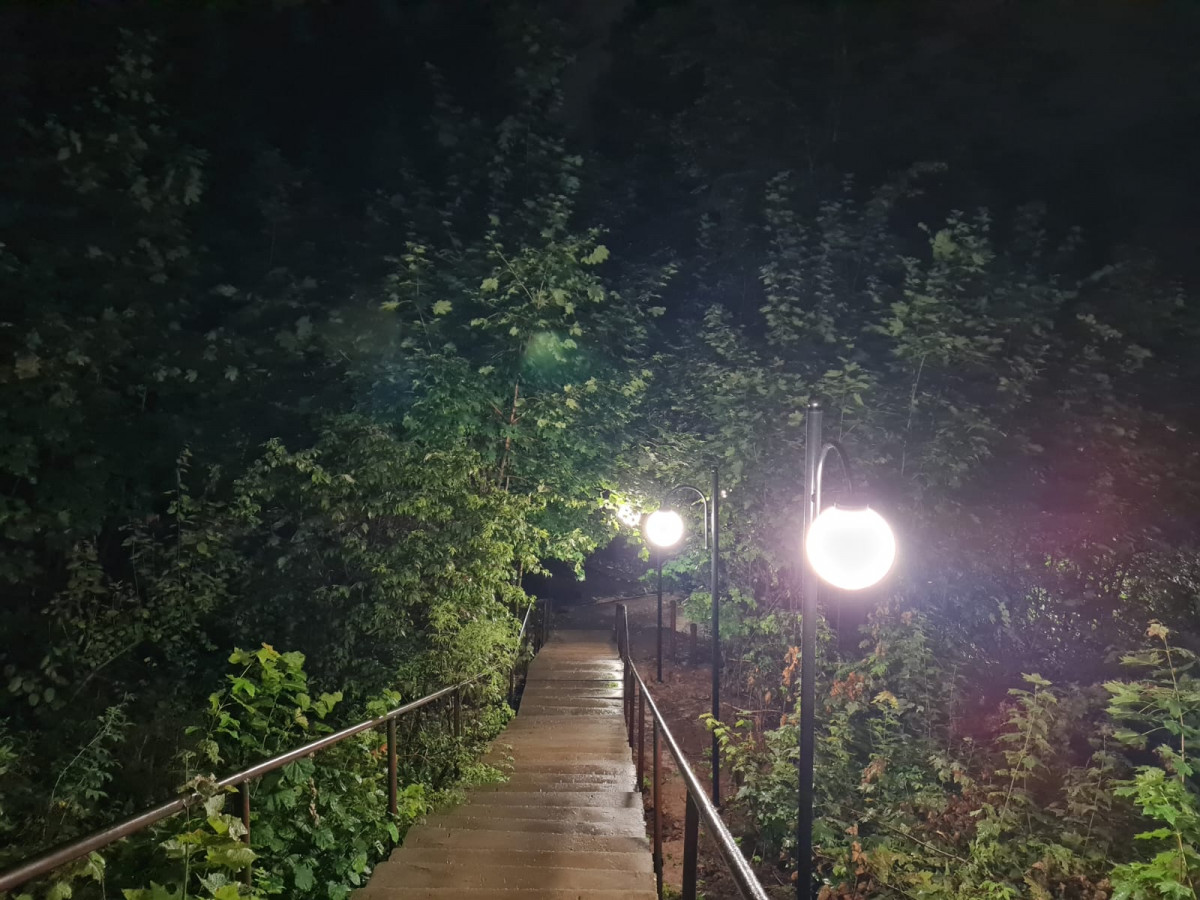Новые опоры освещения уставили на лестнице, ведущей к «Слободе Печеры»