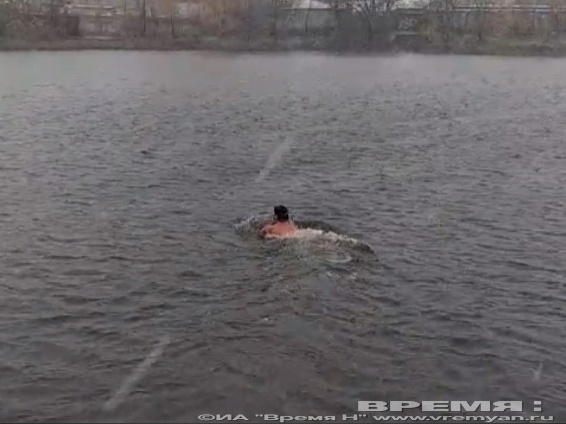 Нижегородские «моржи» отпраздновали первый снег заплывом