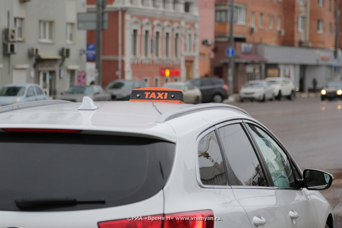 Во время снегопада в Нижнем Новгороде взлетели цены на такси