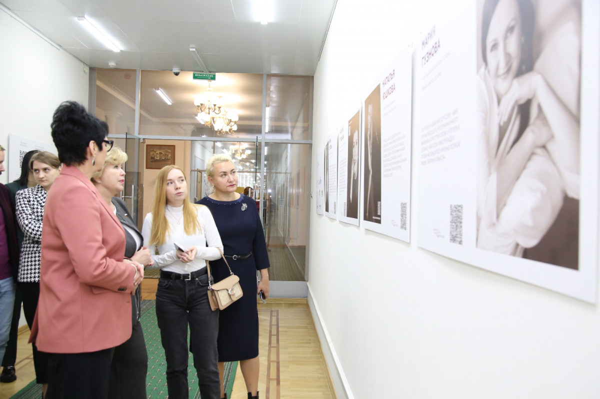 Фотовыставка «Химия была, но мы расстались» открылась в нижегородском Заксобрании