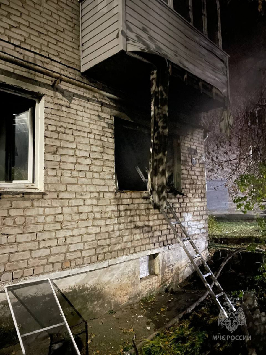20 человек эвакуировали из горящего дома в Заволжье