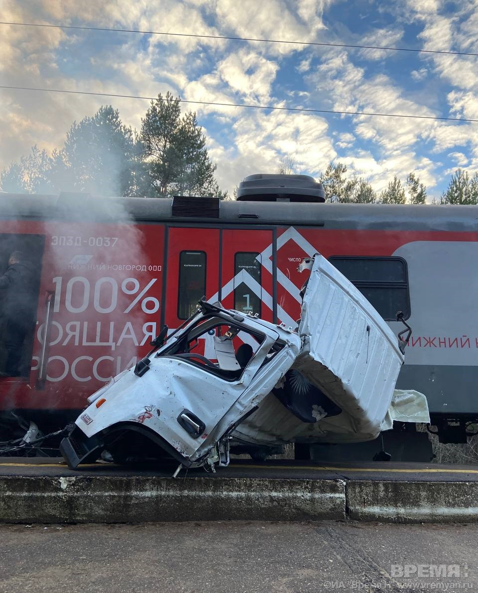 Электричка протаранила грузовик на переезде в Нижегородской области |  08.11.2023 | Нижний Новгород - БезФормата