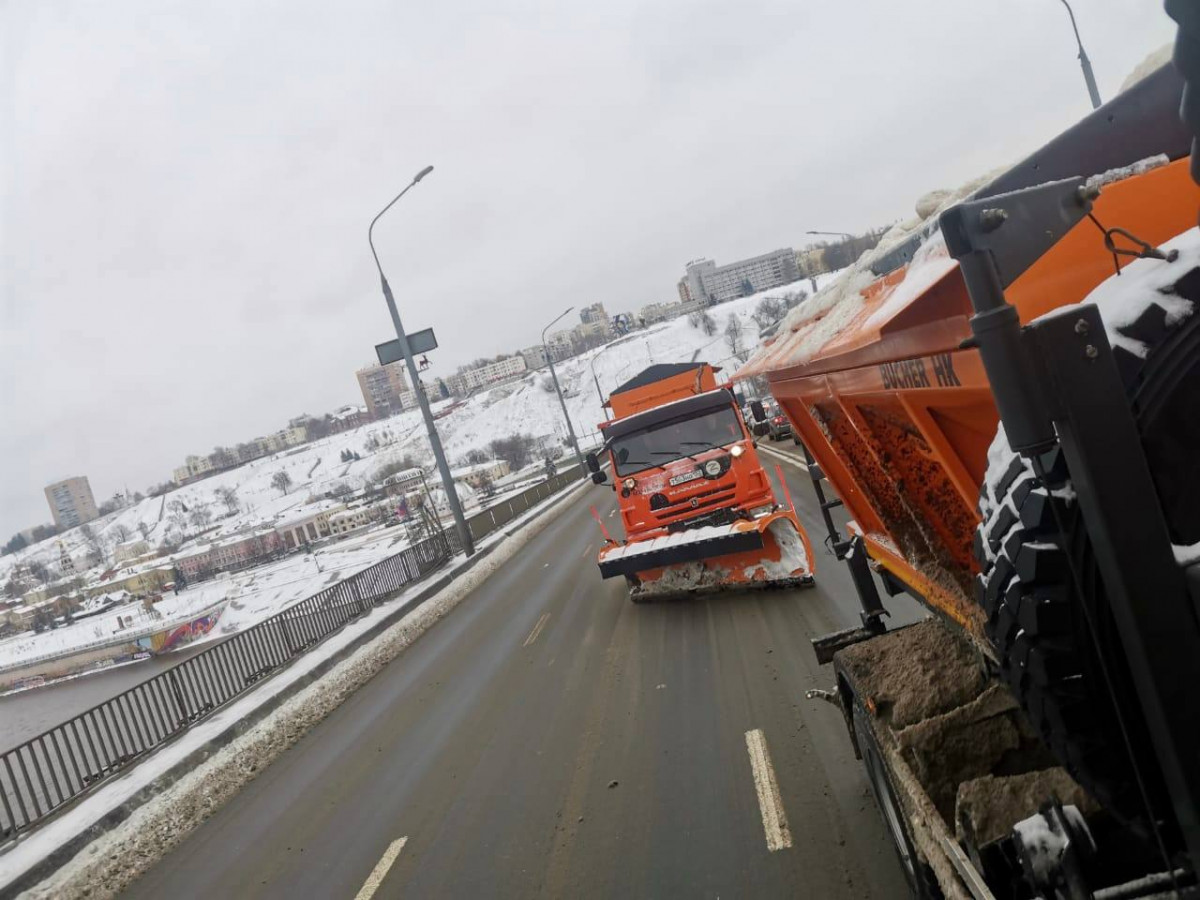Около 670 единиц техники чистили Нижний Новгород от снега в ночь на 21 ноября