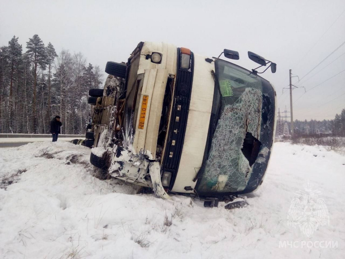 Рейсовый автобус опрокинулся на трассе в Нижегородской области