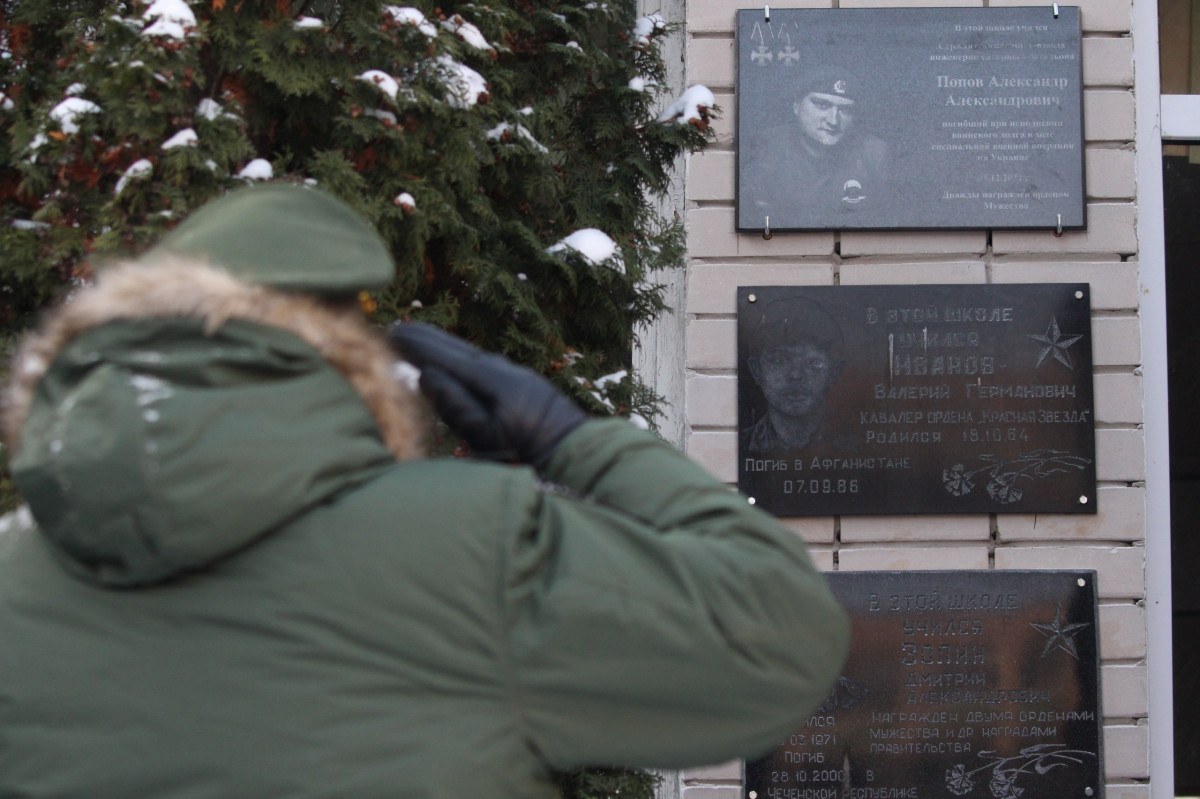 Мемориальная доска погибшему военнослужащему Александру Попову установлена  в Дзержинске | Информационное агентство «Время Н»