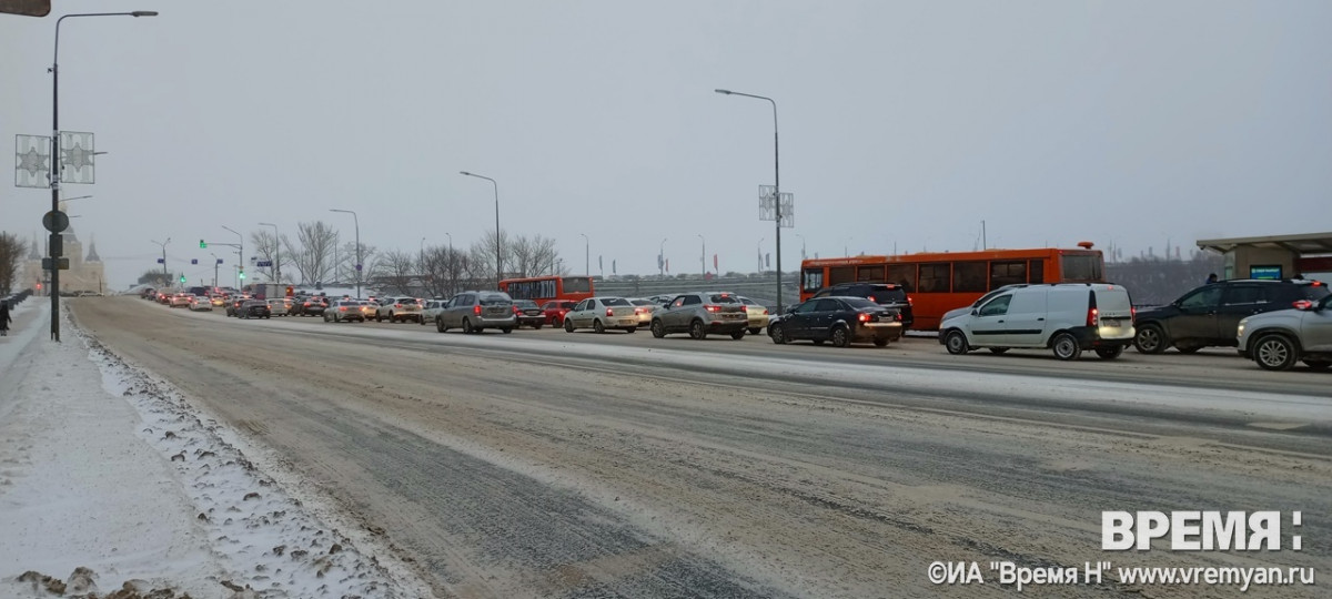 Два ДТП парализовали движение по Канавинскому мосту и Похвалинскому съезду