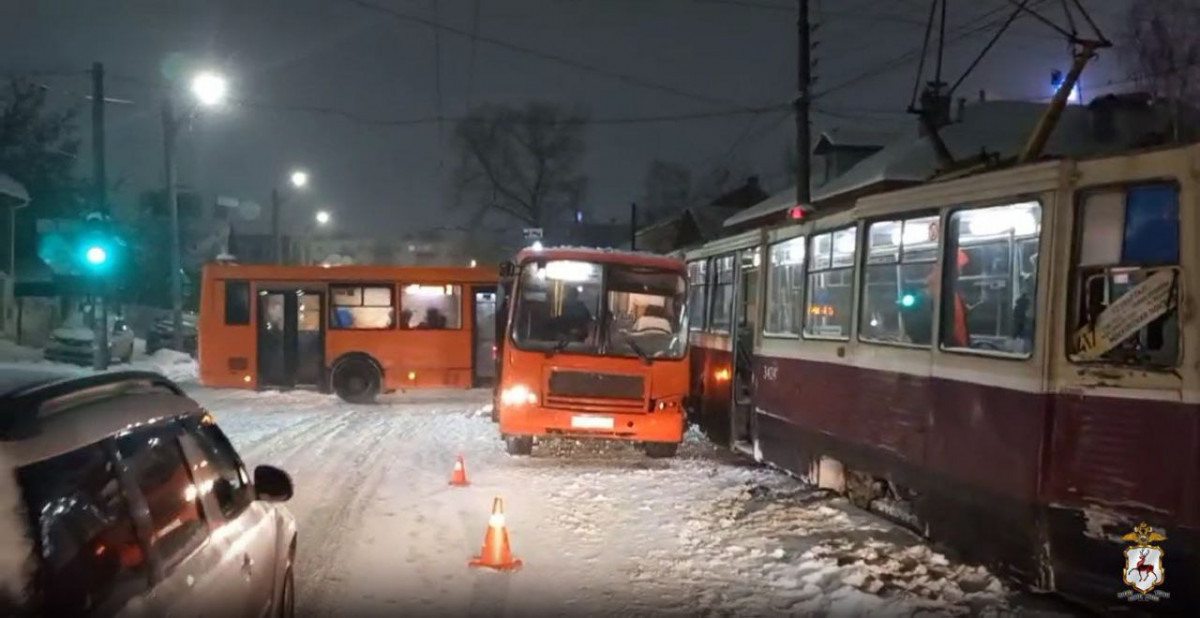 Автобус влетел в трамвай на улице Прокофьева в Нижнем Новгороде