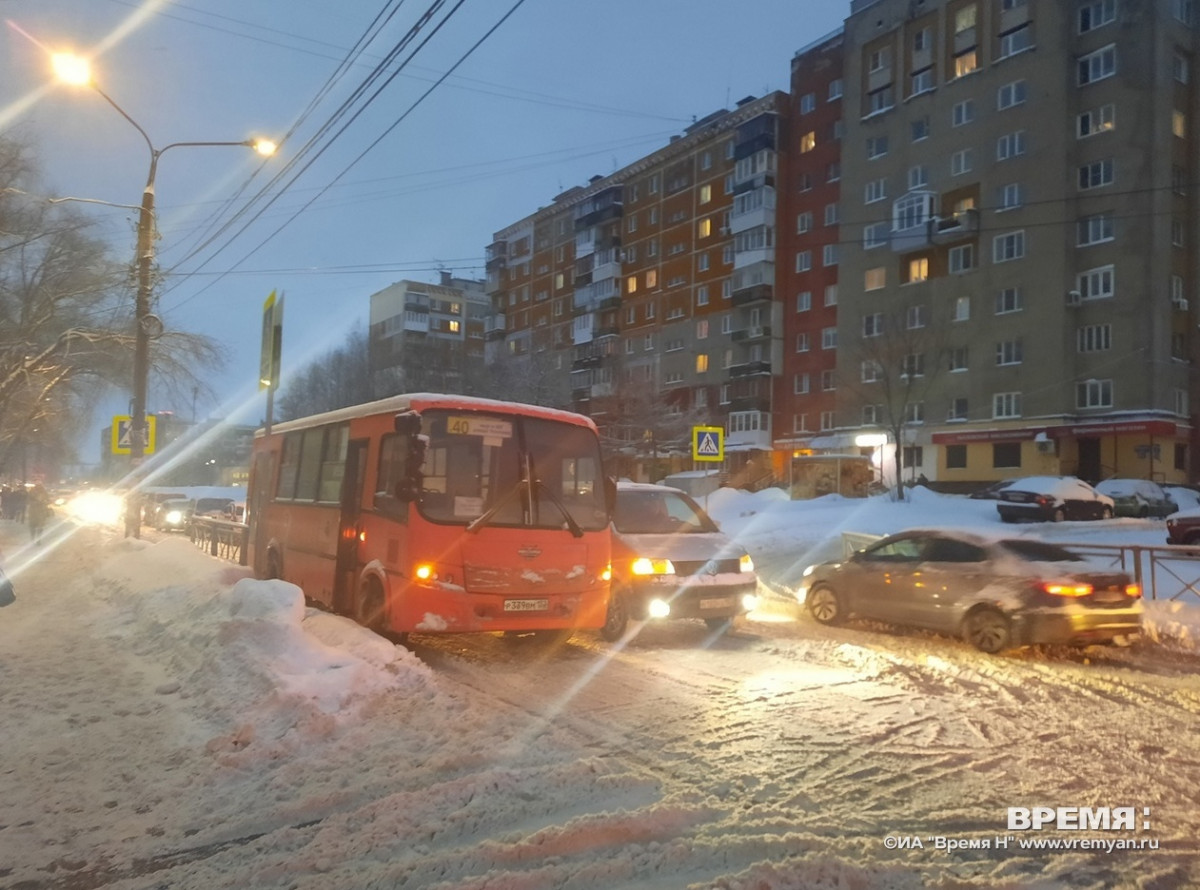 Маршрутка и легковушка столкнулись на улице Янки Купалы в Нижнем Новгороде  | Информационное агентство «Время Н»