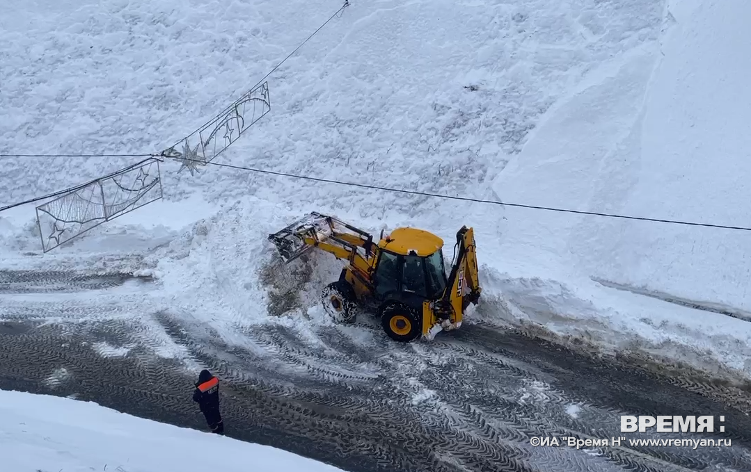 Коммунальные службы в Нижнем Новгороде продолжают убирать снег