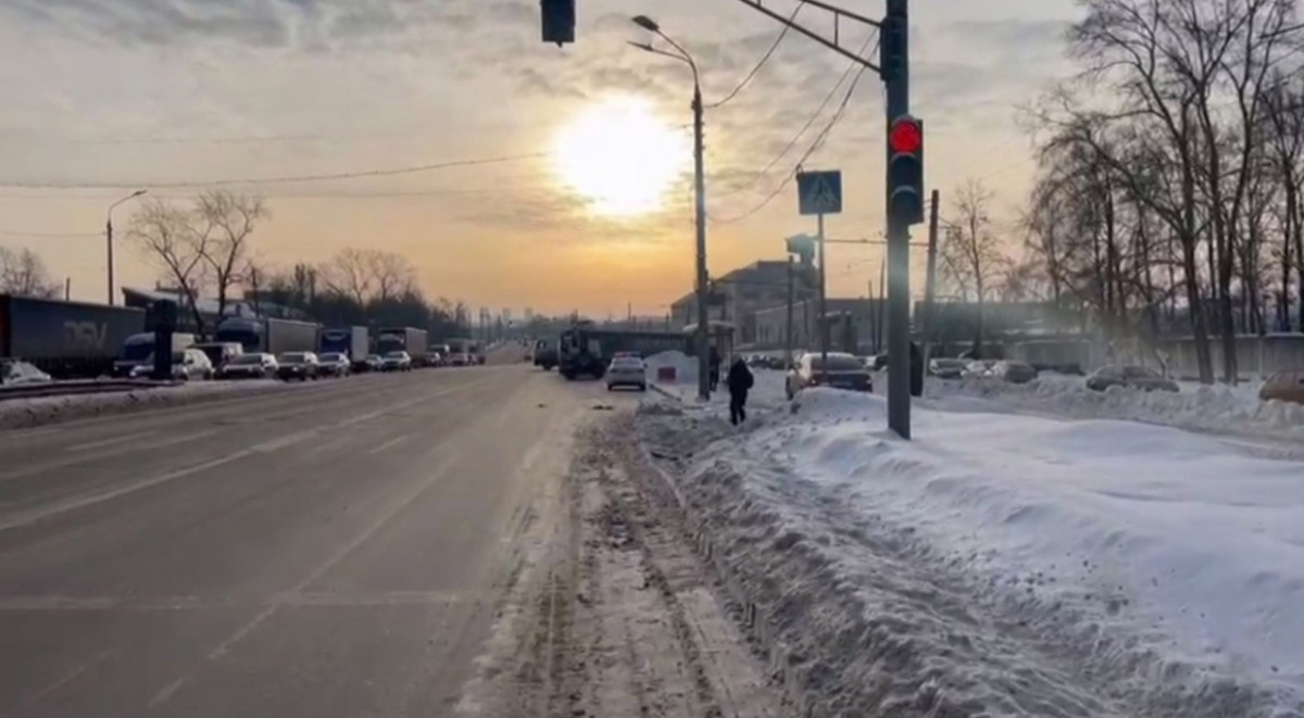 Иномарка въехала в остановку на проспекте Ленина в Нижнем Новгороде