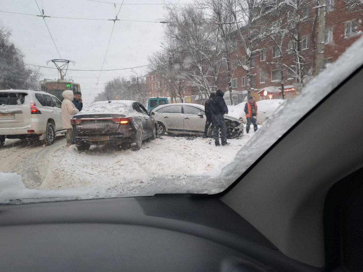 Движение трамваев парализовано из-за аварии на улице Бекетова в Нижнем Новгороде