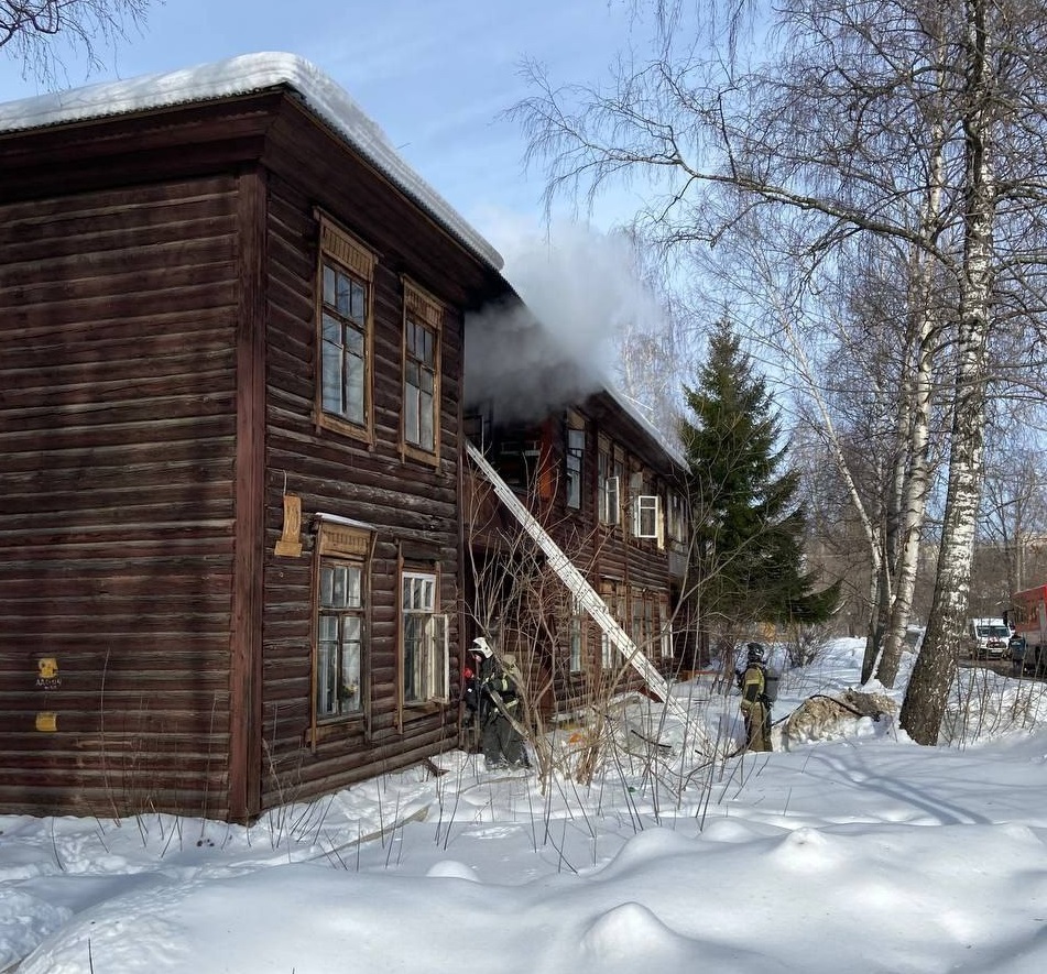 Расселенный дом горит на улице Усиевича в Ленинском районе